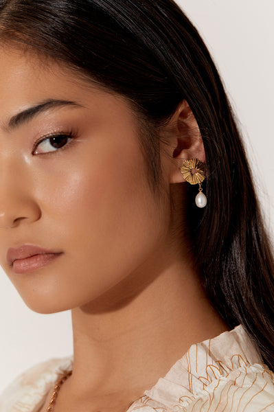 Patterned Metal Top Pearl Event Earings - Cream Gold