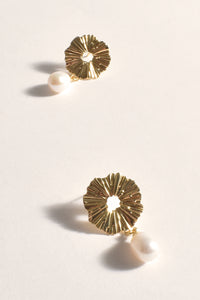 Patterned Metal Top Pearl Event Earings - Cream Gold