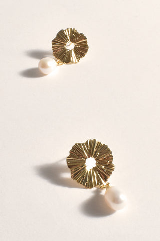 Patterned Metal Top Pearl Event Earings - Cream Gold