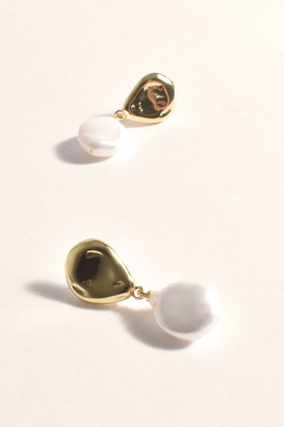 Metal Top Freshwater Pearls Earrings - Gold