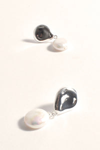 Metal Top Freshwater Pearls Earrings - Silver